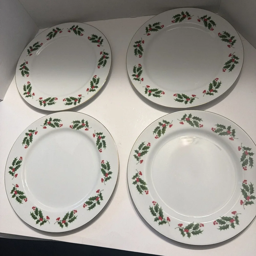 Vintage Christmas Holly Berry Dinner Plates Set of 8 Japan Gold Trim 10.5